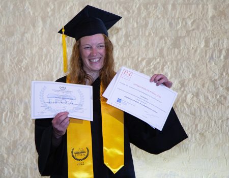 Florine Grard souris a propos son diplôme en tant que ostéopathe pour animaux à l'EFOA